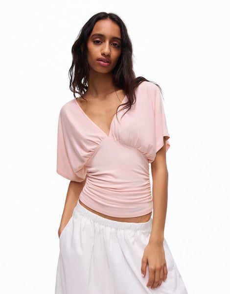 Bershka – Gerafftes T-Shirt in Rosa mit V-Ausschnitt