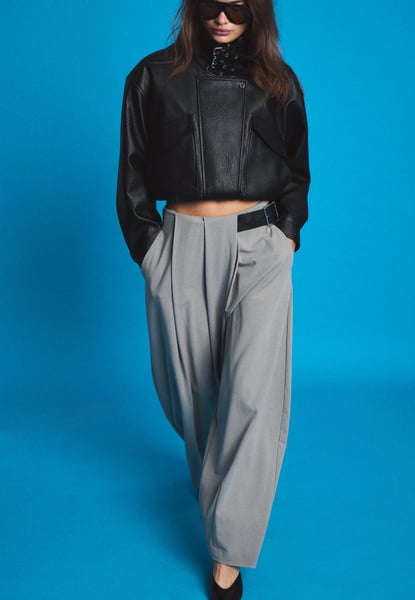 Stradivarius Stoffhose mit Bundfalten und Gürtel