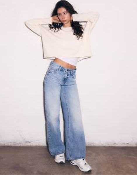 Stradivarius – Jeans aus mittel- bis hellblauem Denim mit weitem Bein