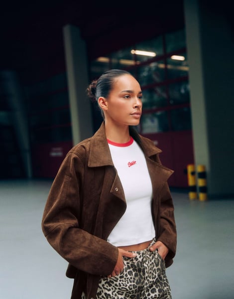 Pull&Bear kurzer Trenchcoat in Wildlederoptik in Braun