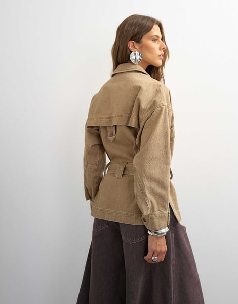Topshop X Cara verkürzte Trenchjacke aus Denim in gewaschenem Beige