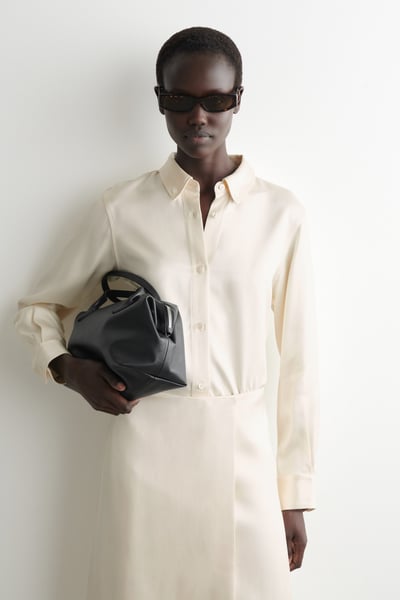 COS Satinhemd mit Button-Down-Kragen - Weiß