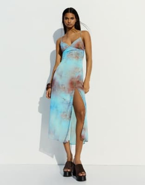 Bershka – Gemustertes Minikleid in Blau