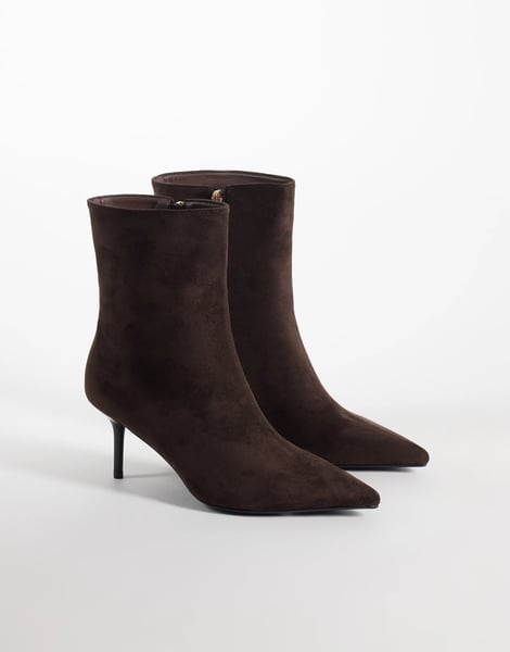 Simmi Wide Fit Simmi London Wide Fit Ember spitze Ankle-Boots in braunem Velourslederimitat