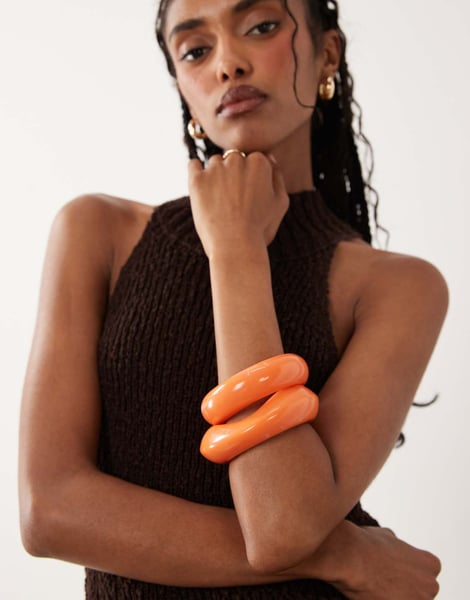 ASOS DESIGN – 2er-Pack Armreifen aus Kunstharz in Koralle