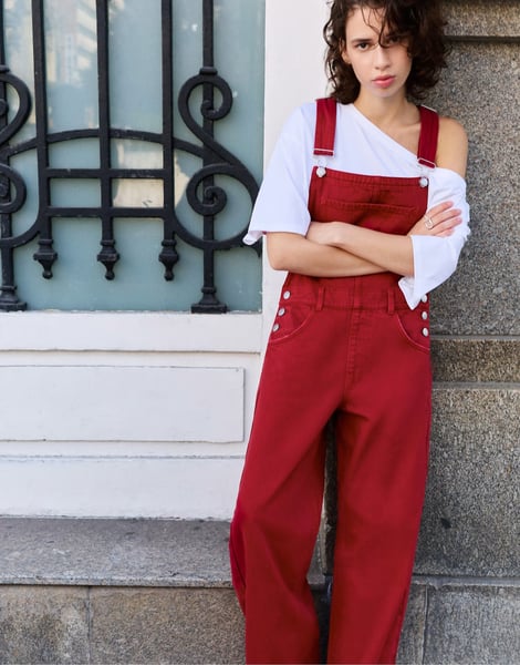 Pull&Bear lange Denim-Latzhose in Burgunderrot