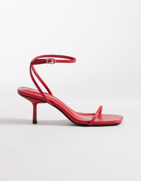 Public Desire – Natalya – Filigrane Sandaletten in Rot mit mittelhohem Absatz