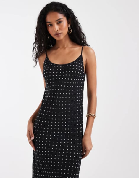 ASOS DESIGN – Gepunktetes Maxikleid mit Schwalbenschwanz