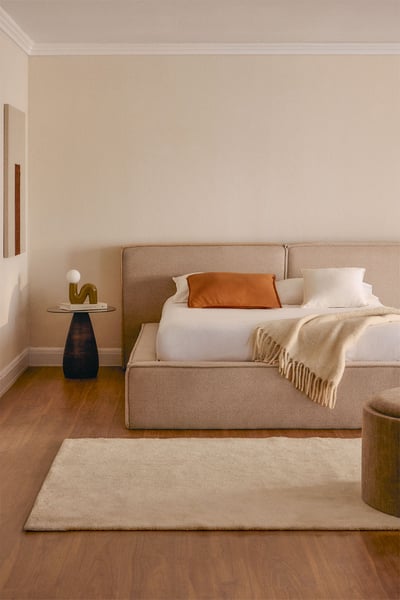 Bett mit gepolstertem, aufklappbarem Bettkasten