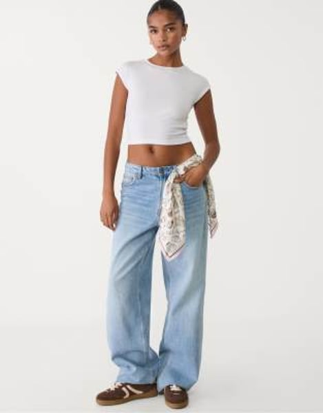 Stradivarius – STR – Figurbetontes Cropped-T-Shirt in Weiß