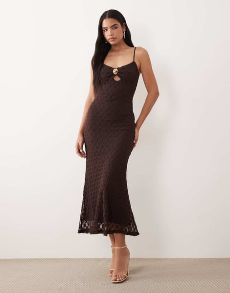 Bardot – Karla – Midi-Trägerkleid aus Spitze und Netzstoff in Schokobraun mit goldfarbenem Besatz