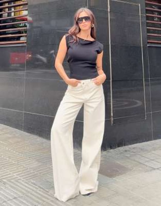 Bershka – Jeans in Ecru mit weitem Bein 
