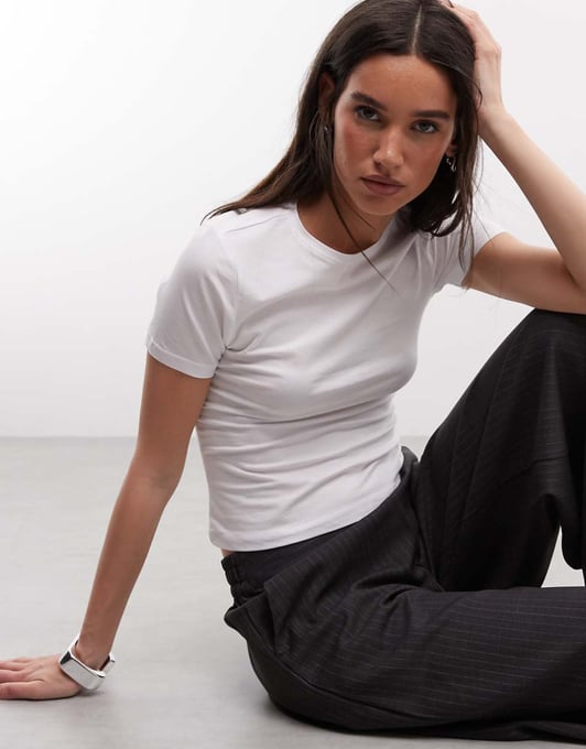 Weekday – Schmal geschnittenes T-Shirt in Weiß