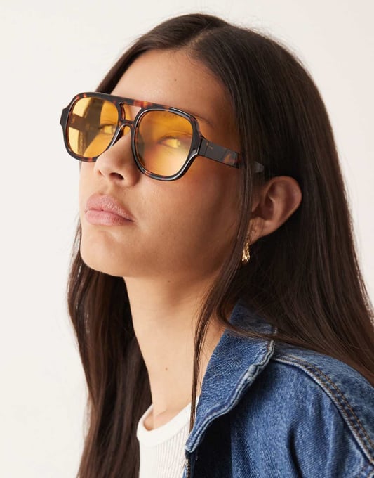 ASOS DESIGN – Piloten-Sonnenbrille in milchiger Schildpattoptik mit gelben Gläsern