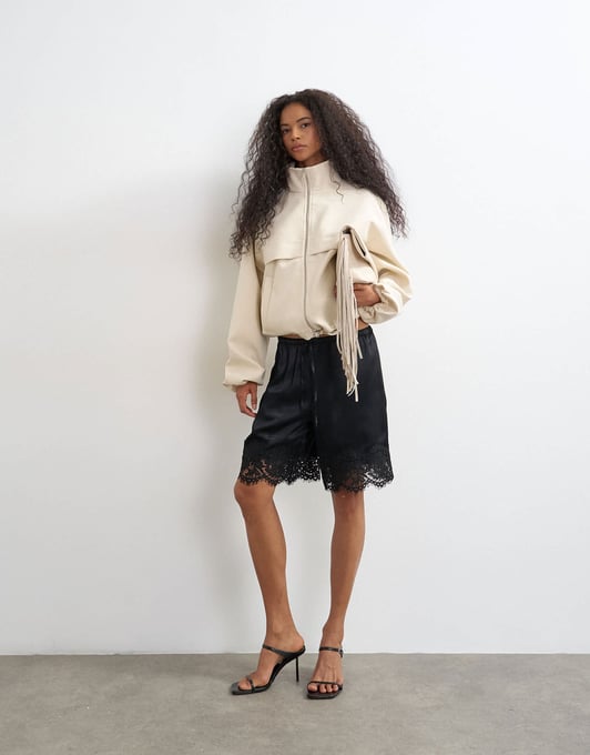 Topshop Bermudashorts mit Satinoptik und Spitzeneinsatz in Schwarz