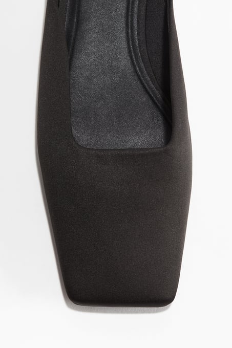 H&M Mules aus Satin mit eckiger Spitze