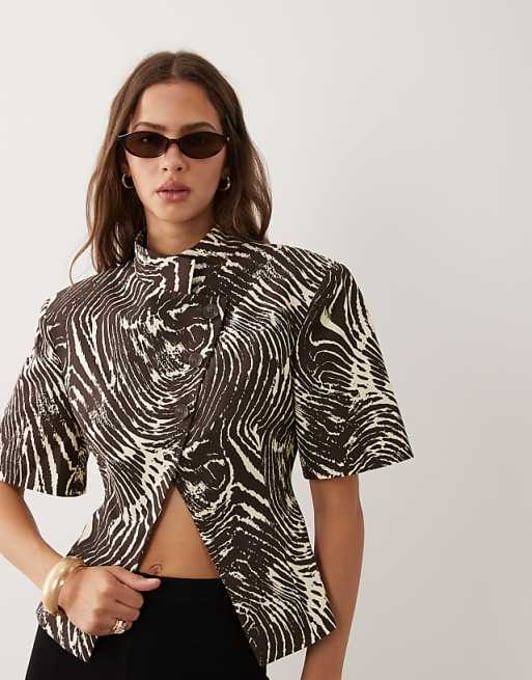 ASOS DESIGN asymmetrischer Blazer mit kurzen Ärmeln und Zebra-Print