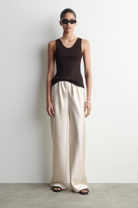 COS HOSE AUS SATIN MIT WEITEM BEIN - wess