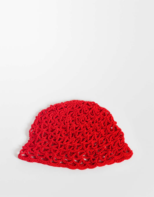 ASOS DESIGN gehäkelte Strickmütze in Rot