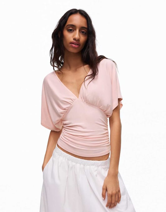 Bershka – Gerafftes T-Shirt in Rosa mit V-Ausschnitt