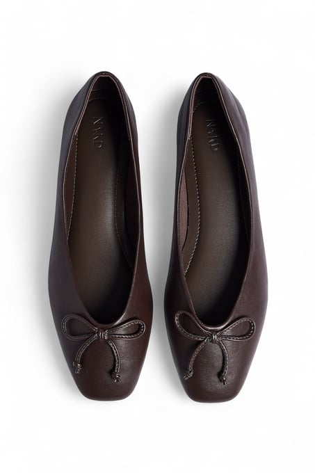Ballerinas mit eckiger Spitze und Schleife