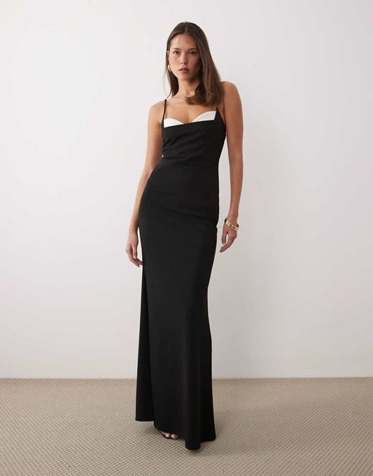 ASOS DESIGN – Maxikleid in Schwarz mit schmalen Trägern und Brustpartie mit Polka Dots