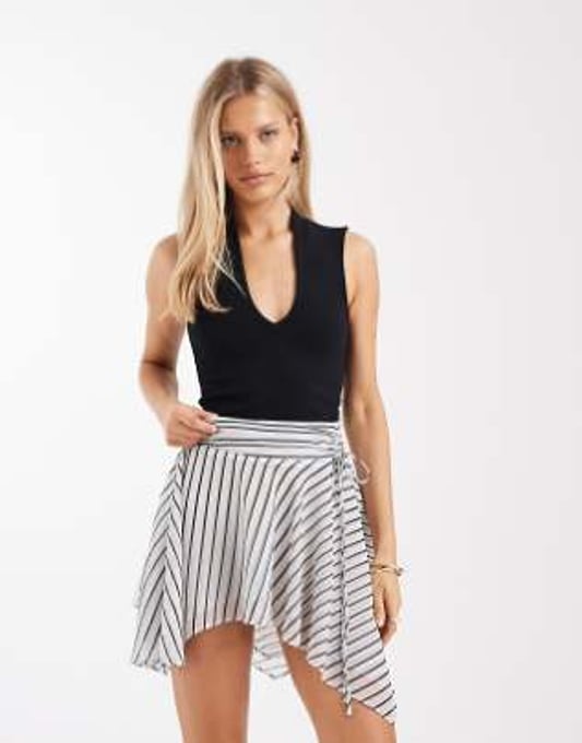 Mehrlagiger Chiffon-Minirock mit Streifen und gerafftem Bund