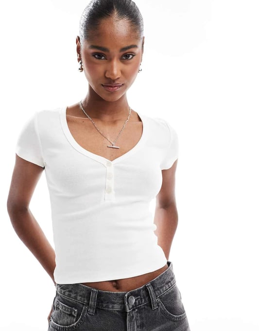 Stradivarius – Kurzärmliges T-Shirt in Ecru mit Knopfleiste