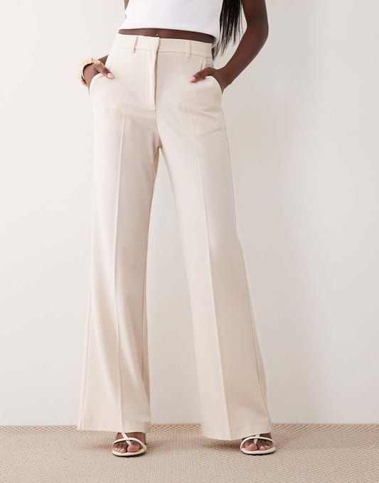 ASOS DESIGN – Snatch – Elegante Schlaghose in Creme