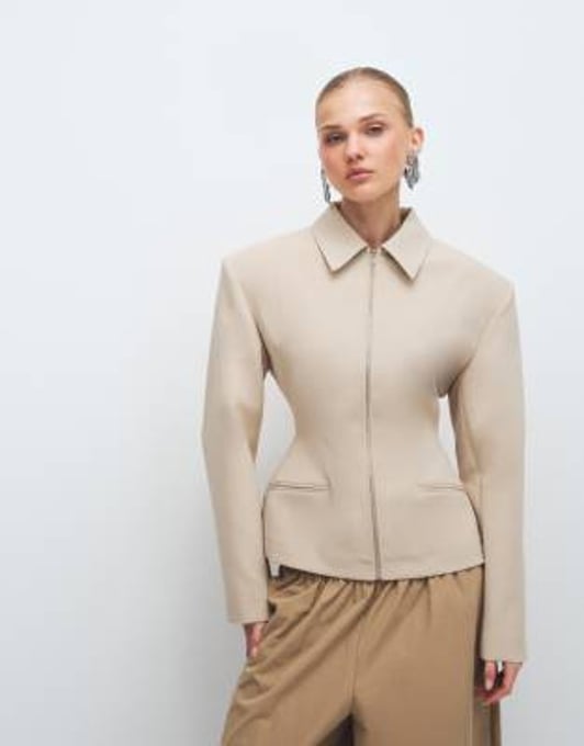 ASOS DESIGN – Elegante, figurbetonte Jacke in Kamelbraun 