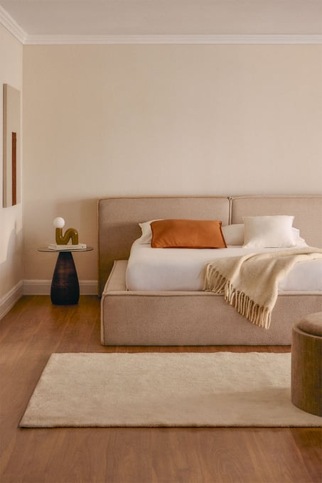 Bett mit gepolstertem, aufklappbarem Bettkasten 
