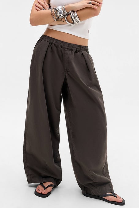 BDG Braune Bobbi locker geschnittene plissierte Hose