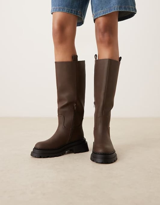  ASOS DESIGN – Cecilia – Flache, kniehohe Stiefel in Schokobraun mit dicker Sohle