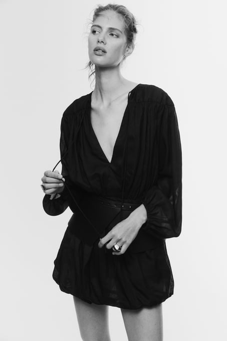 Kleid aus Ramiegemisch mit Ballonsaum
