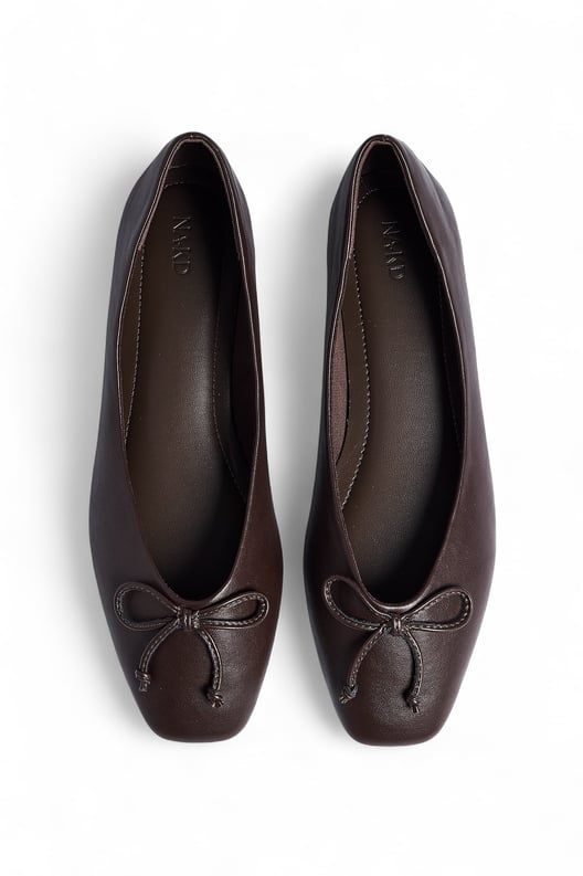 Ballerinas mit eckiger Spitze und Schleife