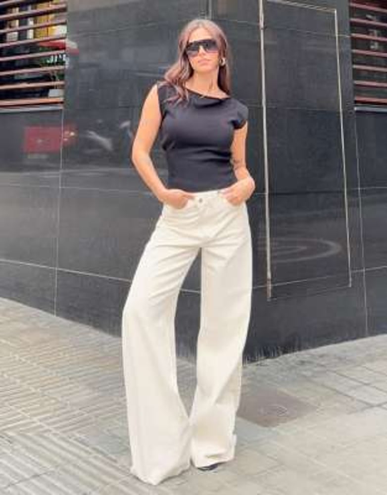 Bershka – Jeans in Ecru mit weitem Bein