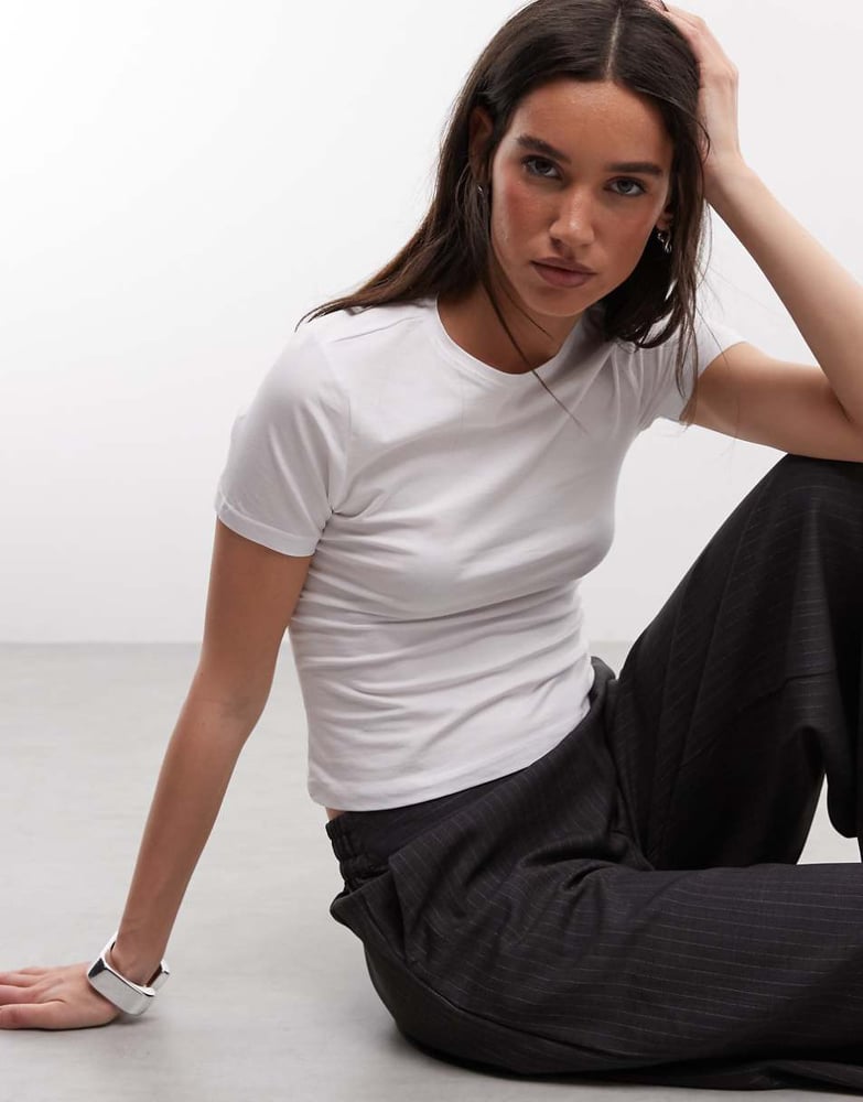 Weekday – Schmal geschnittenes T-Shirt in Weiß