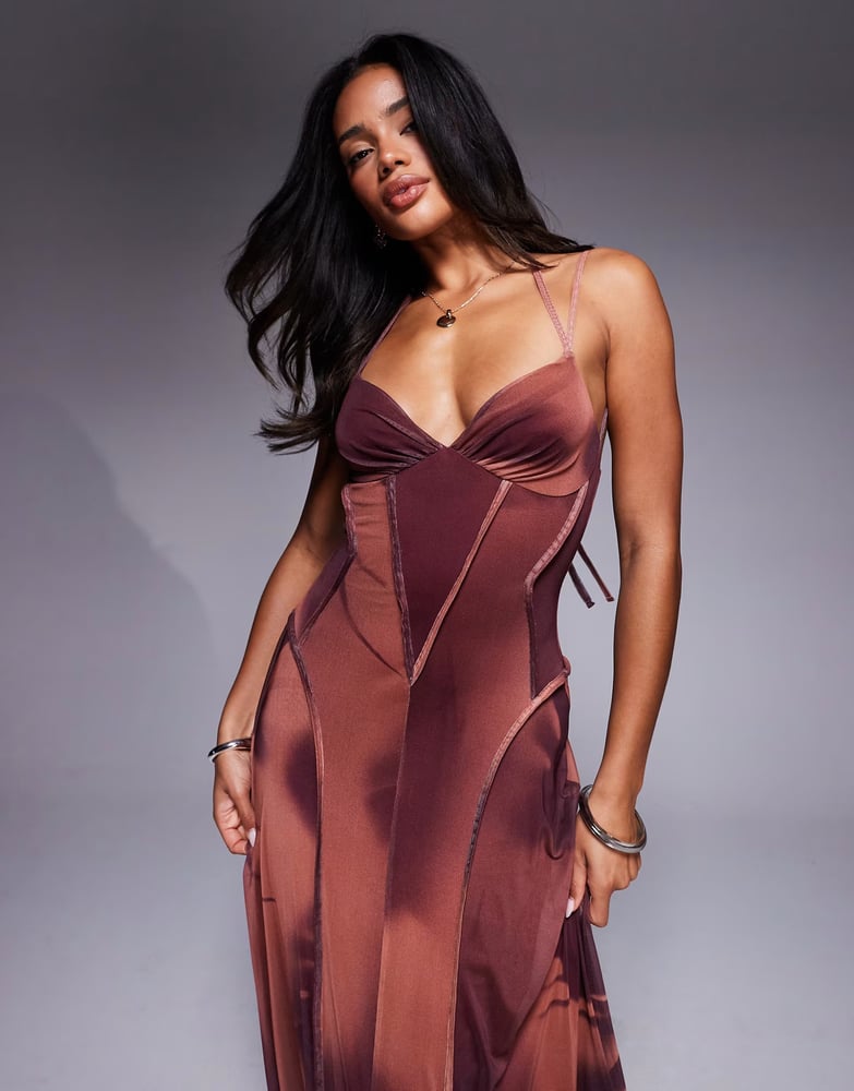 ASOS DESIGN – Netzstoff-Maxikleid mit sichtbarer Ziernaht und verschwommenem braunem Blumenmuster