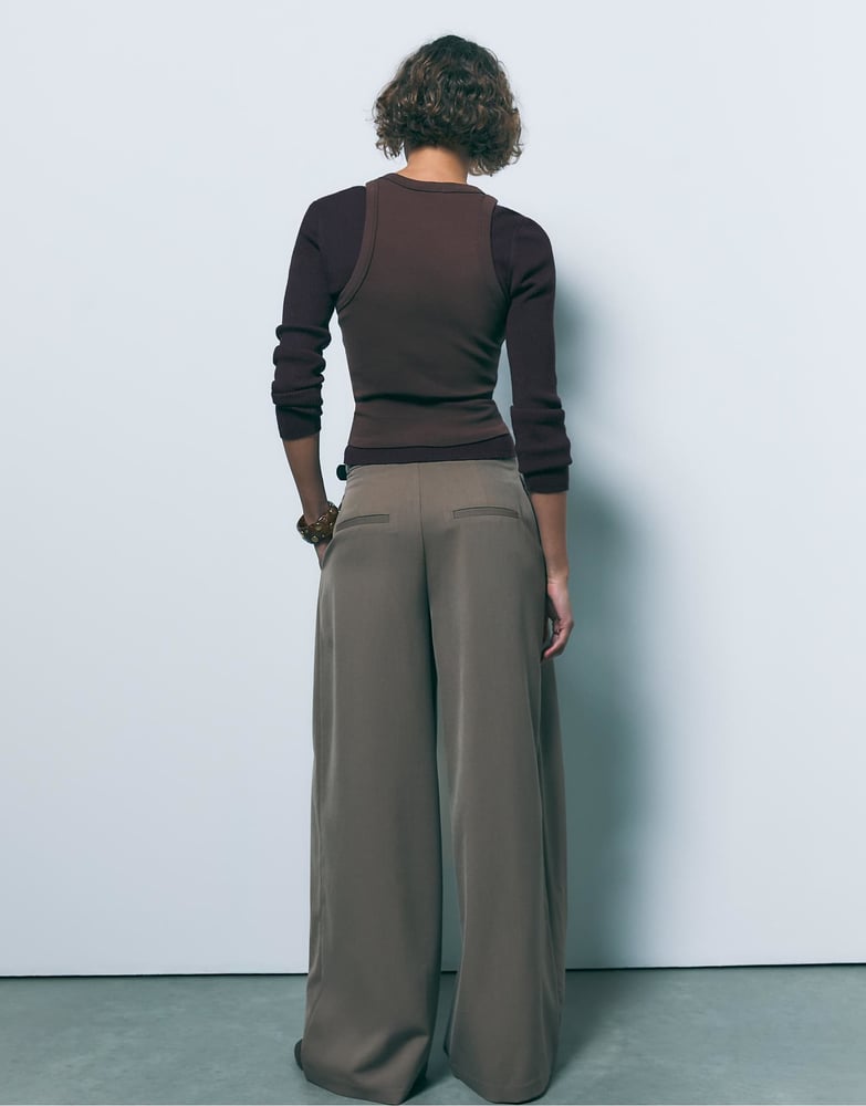 Stradivarius – Lange Hose in Braun mit Abnähern und Gürtel