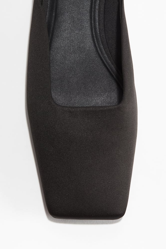 H&M Mules aus Satin mit eckiger Spitze