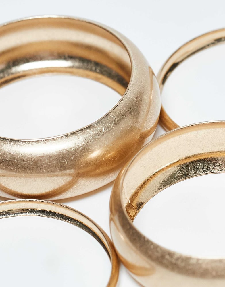 ASOS DESIGN – 4er-Pack Armreife in gebürsteter Gold-Optik