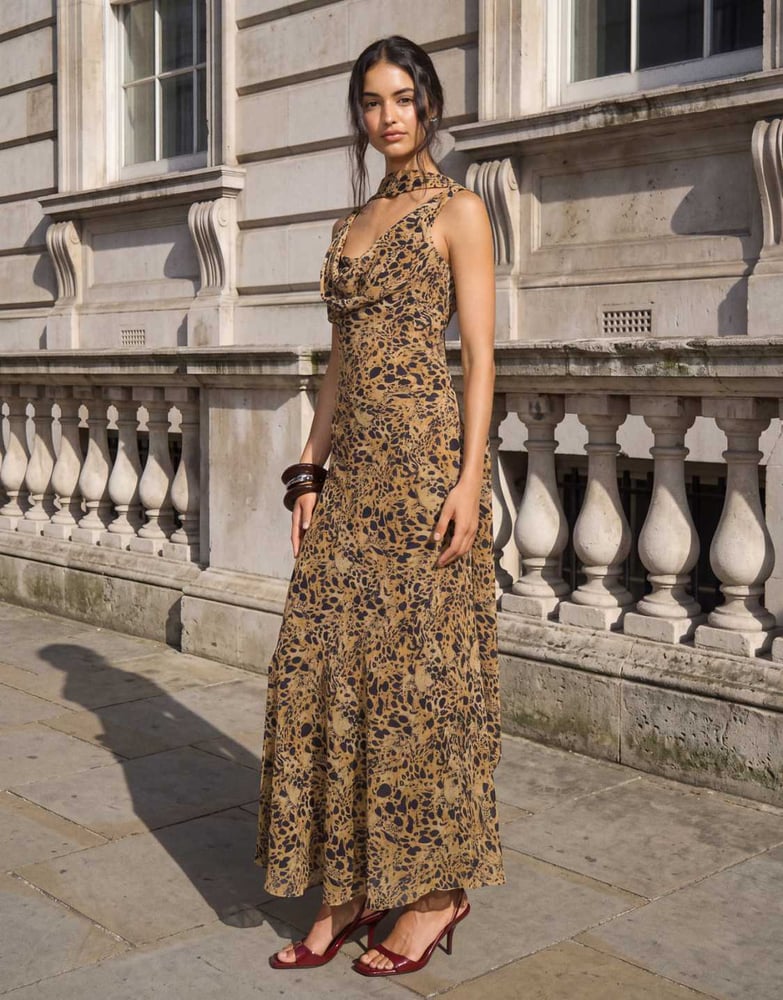 Pretty Lavish Chiffon-Maxikleid mit Wasserfallausschnitt und Schal-Detail in braunem Leopardenmuster