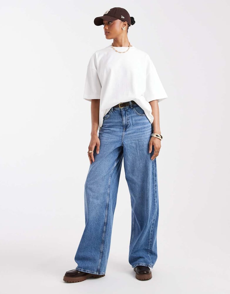ONLY Tall – Paulina – Weite Jeans aus hellblauem Denim mit hohem Bund
