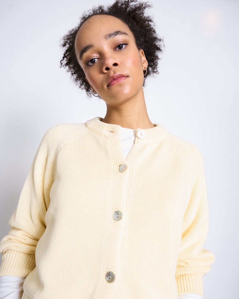 RELAXED CREWNECK CARDIGAN SIVIA BUTTERMILK GOTS