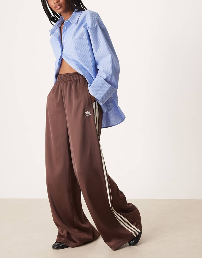 adidas Originals – Jogginghose aus Satin in Braun mit weitem Schnitt