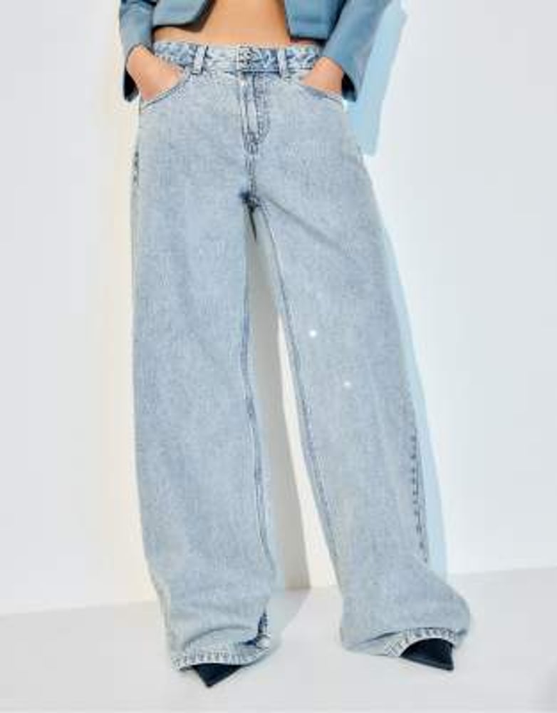Stradivarius – Jeans in mittlerem Hellblau mit niedrigem Bund und weitem Bein