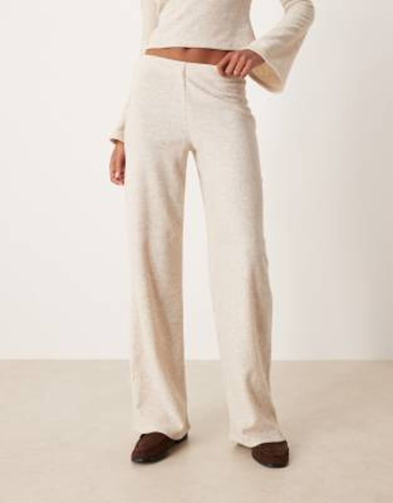 ASOS DESIGN – Gerippte, angeraute Hose in Hellbeige mit weitem Bein