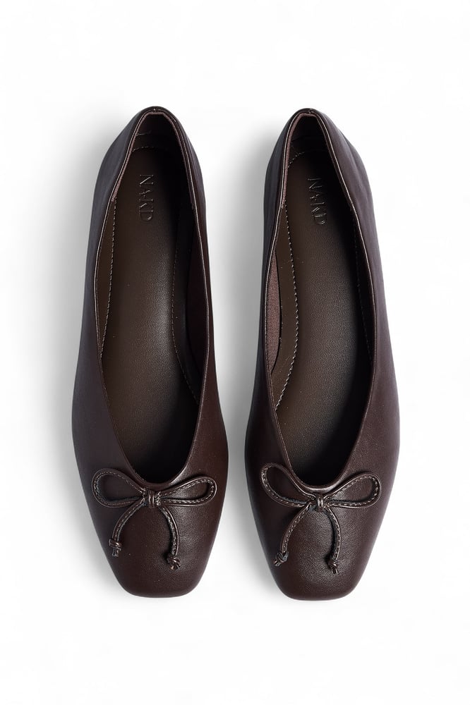 Ballerinas mit eckiger Spitze und Schleife