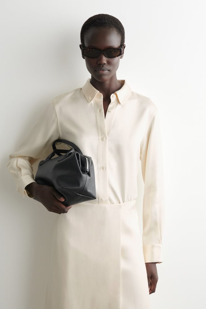 COS Satinhemd mit Button-Down-Kragen - Weiß