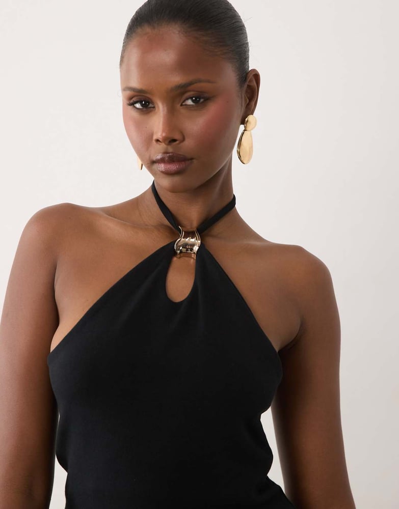 ASOS DESIGN kompaktes Baumwoll-Top mit Neckholder und Schlüssellochausschnitt mit Goldbesatz in Schwarz